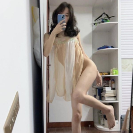 冷白皮美腿小少妇
